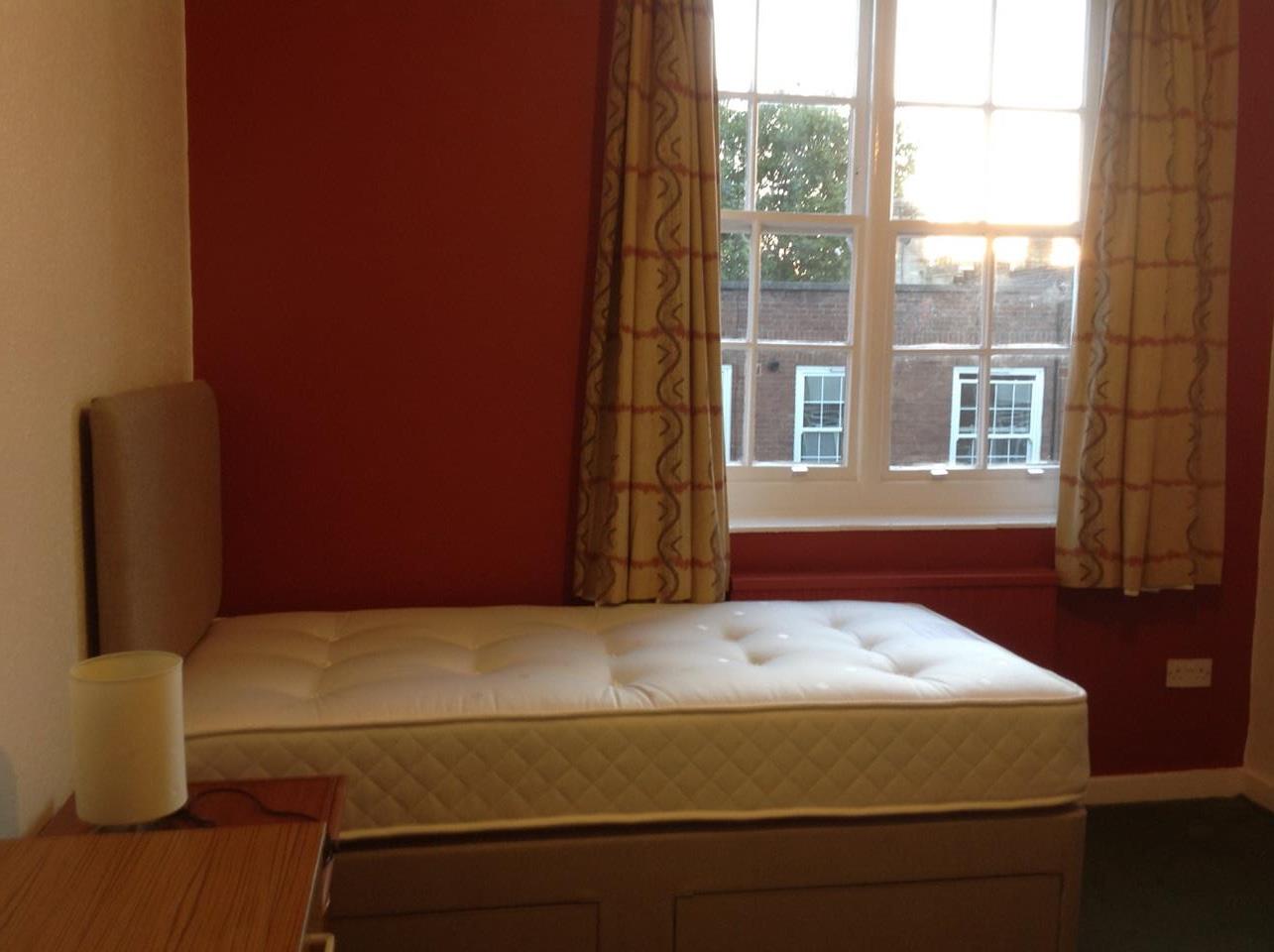 Flat Devonshire Court in Greater London