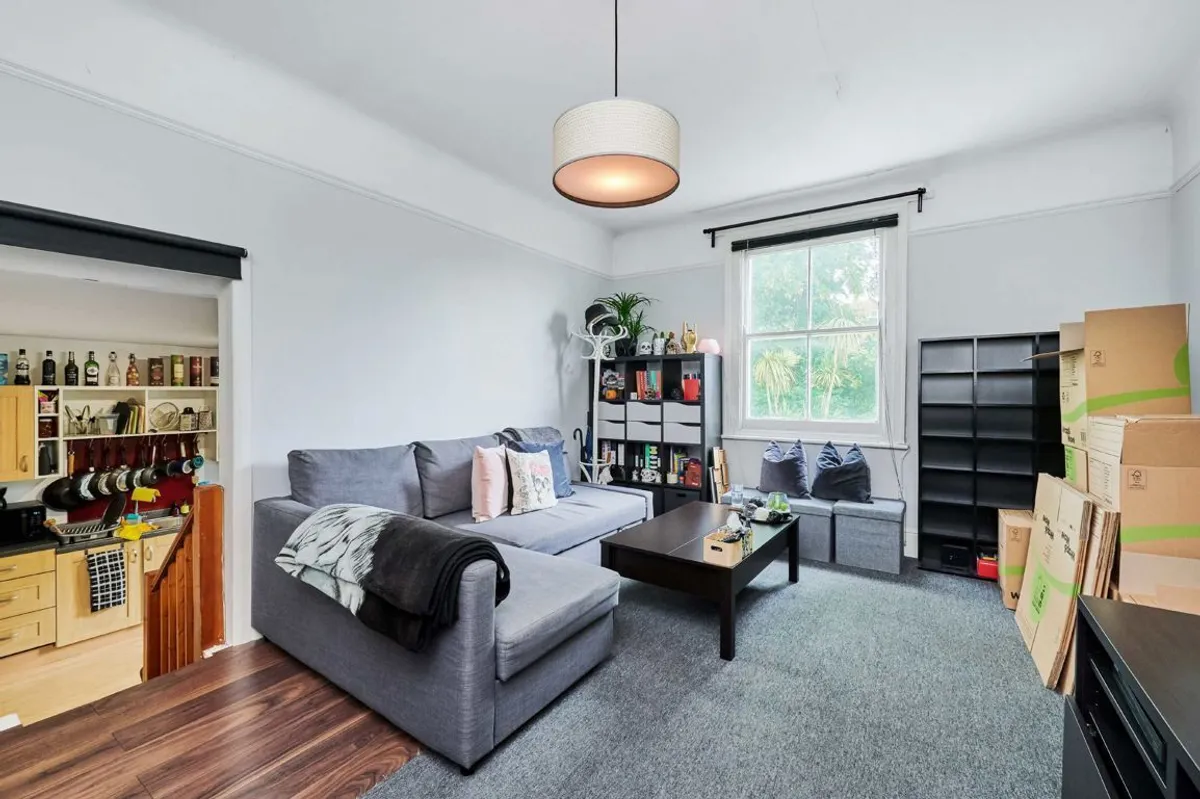 Flat Pathfield Road in Greater London