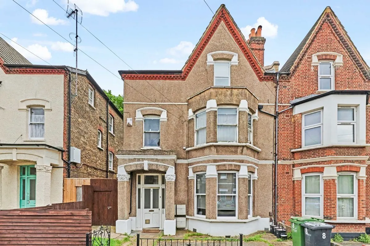 Flat Pathfield Road in Greater London