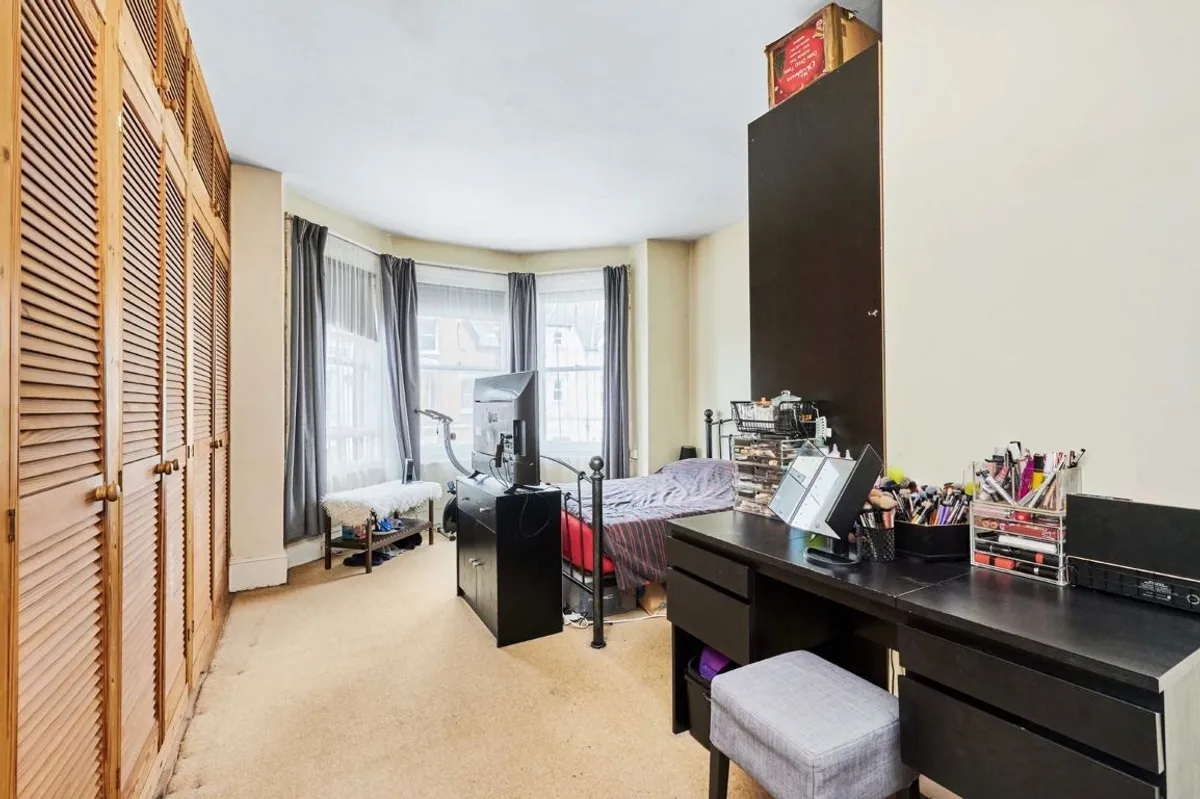 Flat Pathfield Road in Greater London