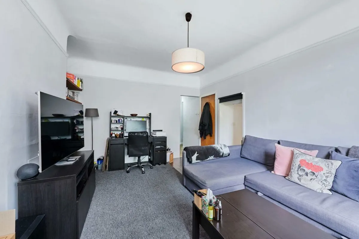 Flat Pathfield Road in Greater London