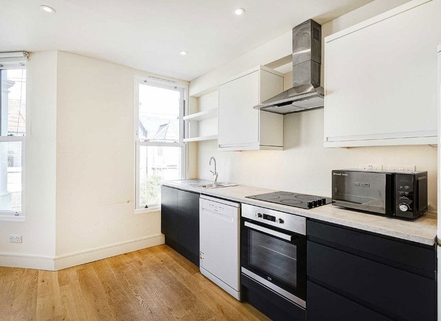Flat Helix Road in Greater London