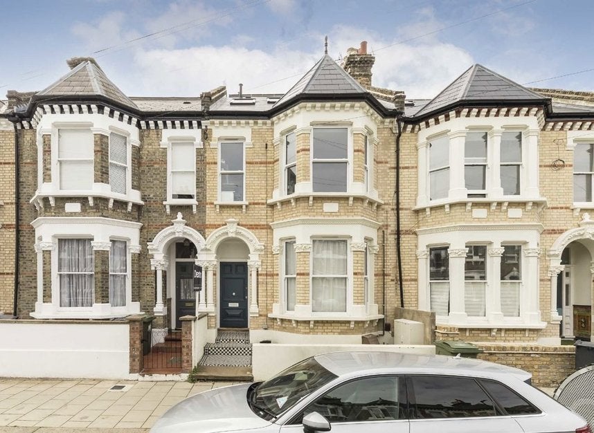 Flat Helix Road in Greater London