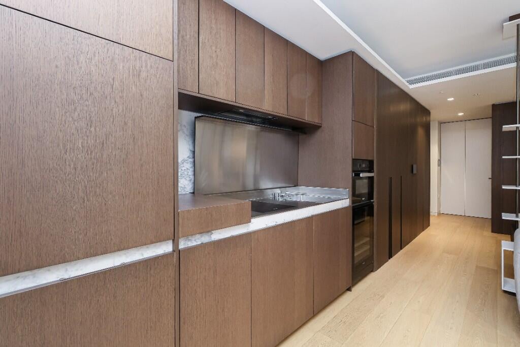 Flat Greenham Close in Greater London
