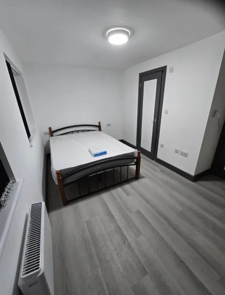 Flat Conway Road in Greater London
