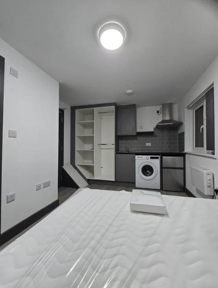 Flat Conway Road in Greater London