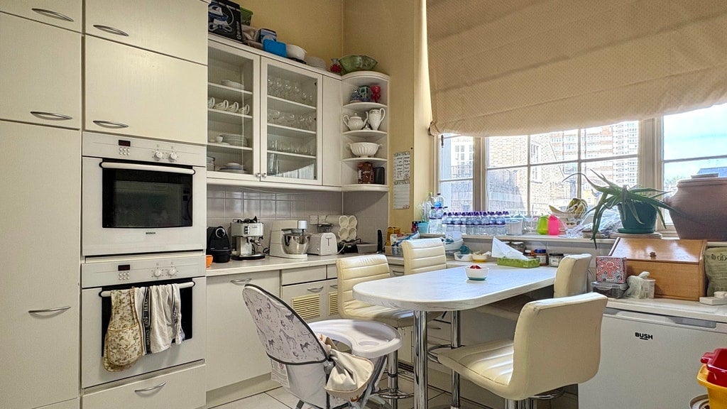 Flat Hyde Park Square in City of Westminster