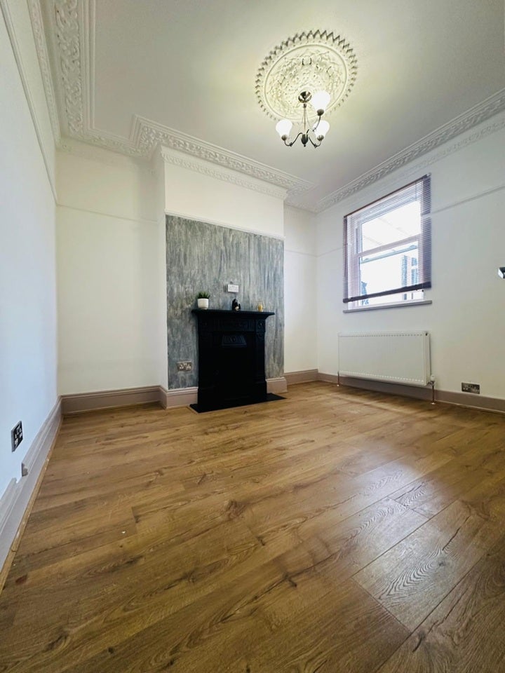 Flat Griffin Road in Greater London