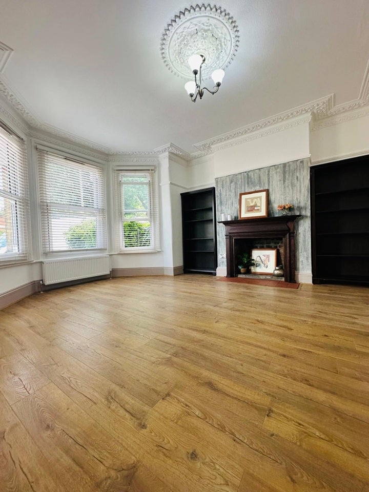Flat Griffin Road in Greater London