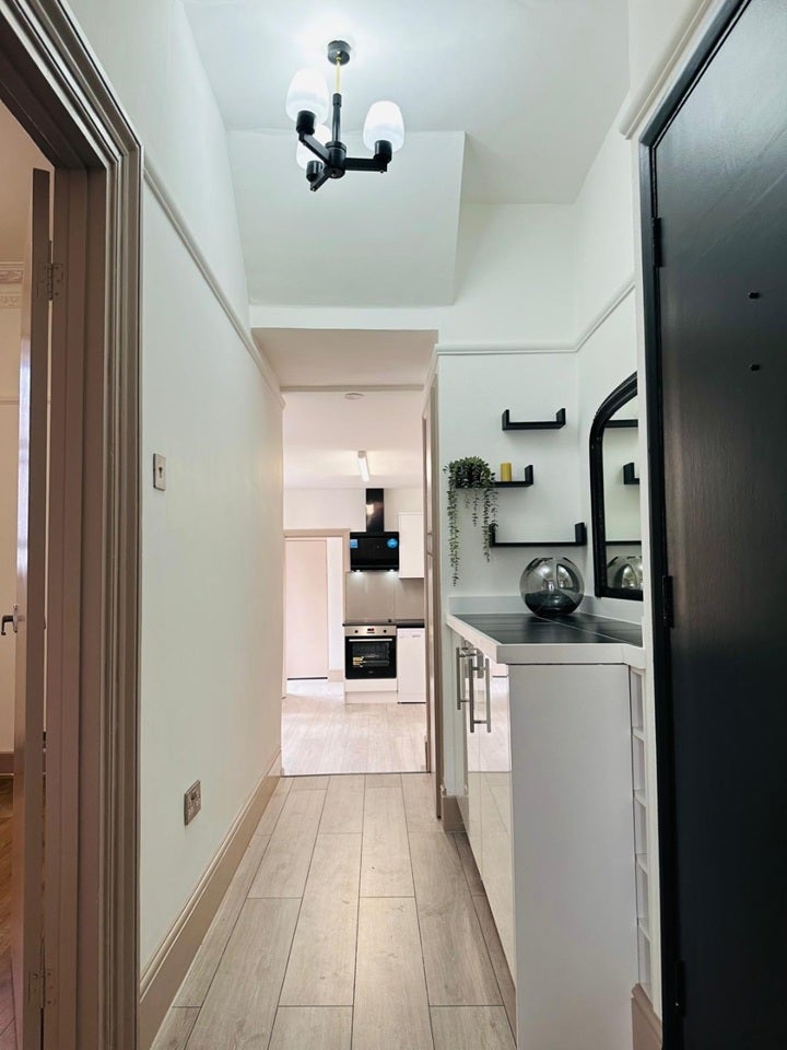 Flat Griffin Road in Greater London