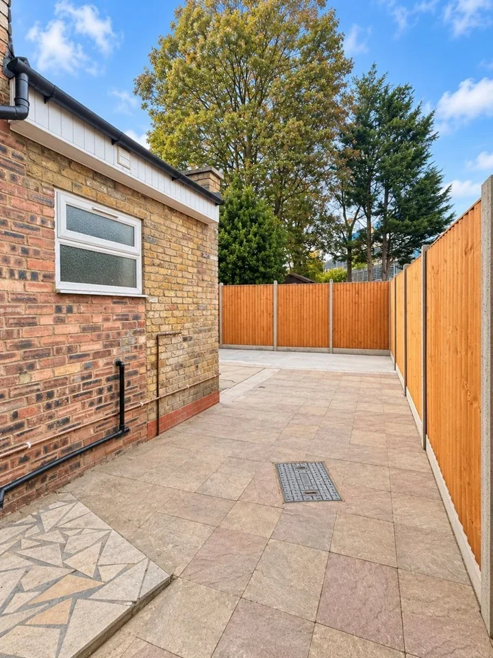 Flat Belmont Road in Greater London