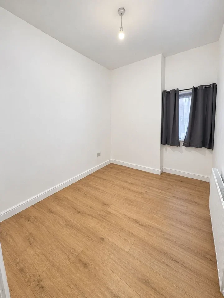Flat Belmont Road in Greater London