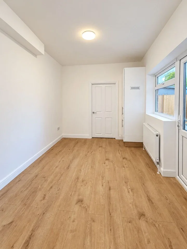 Flat Belmont Road in Greater London