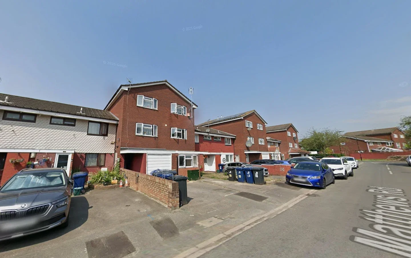 Flat Matthews Road in Greater London