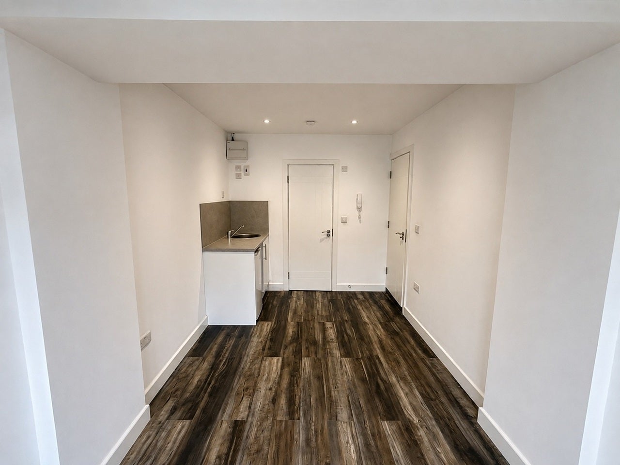Flat Matthews Road in Greater London