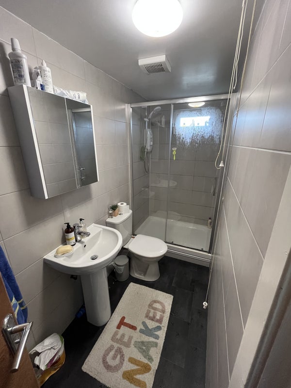 Room Lees Hall Crescent in Manchester