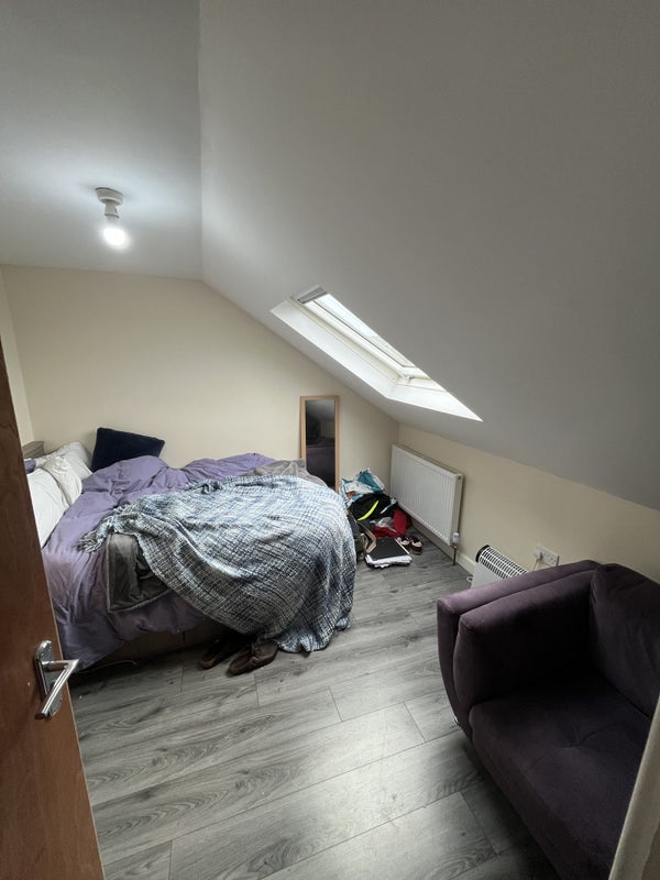 Room Lees Hall Crescent in Manchester
