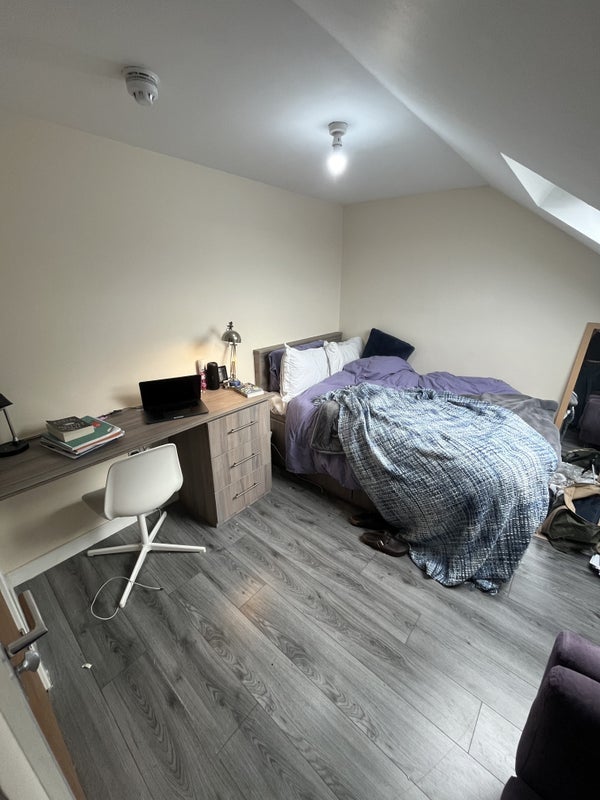 Room Lees Hall Crescent in Manchester