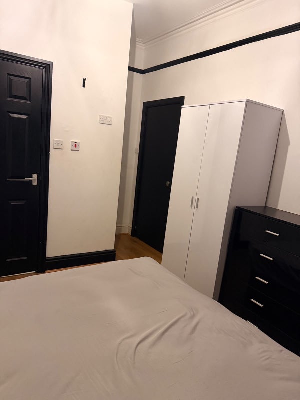 Room Ingrow Road in Liverpool