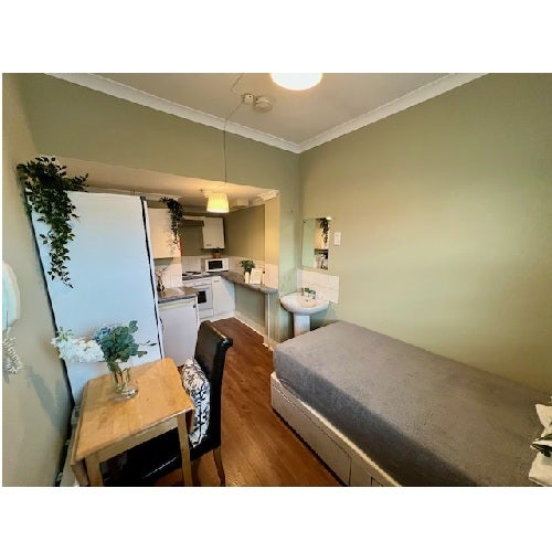 Flat Hogarth Road in Greater London