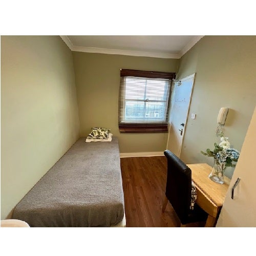 Flat Hogarth Road in Greater London