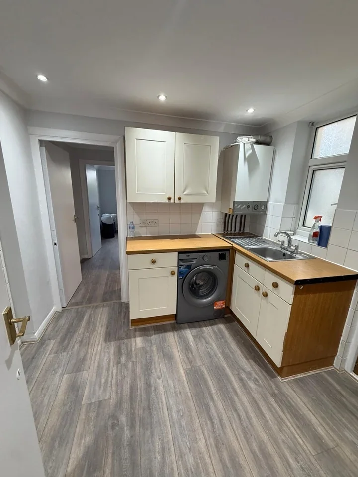 Flat Plum Lane in Greater London