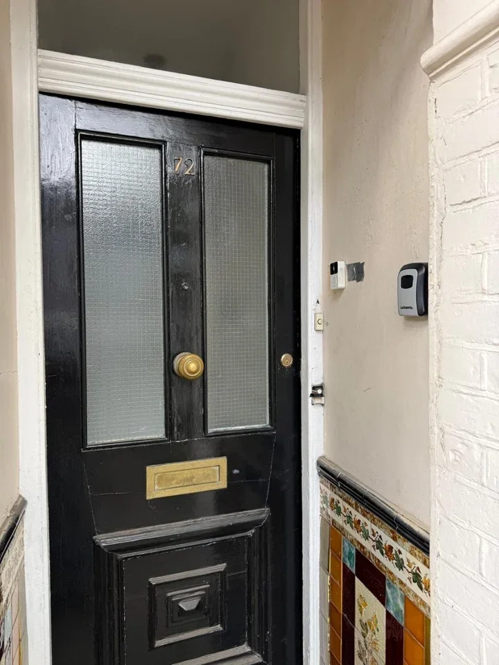 Flat Plum Lane in Greater London