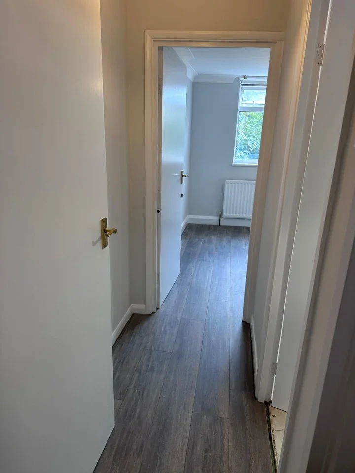 Flat Plum Lane in Greater London