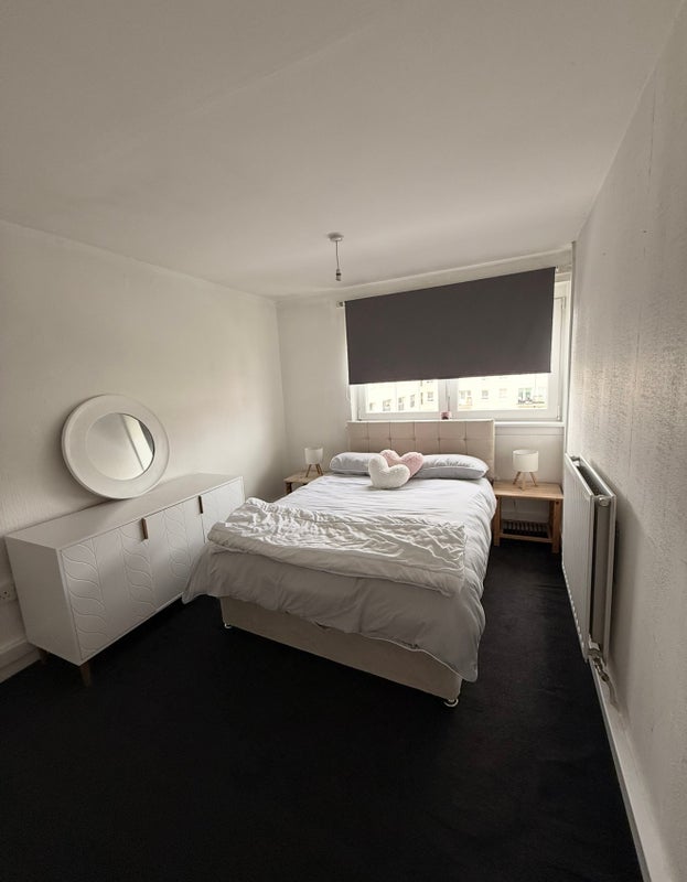 Room Wyndford Road in Glasgow