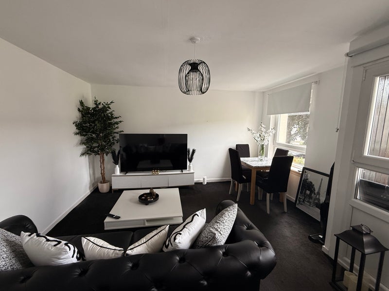 Room Wyndford Road in Glasgow
