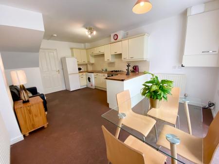 Flat Lauderdale Crescent in Manchester