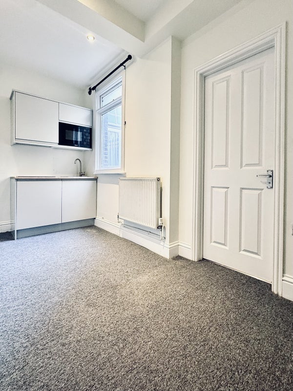 Flat Shinfield Street in Greater London