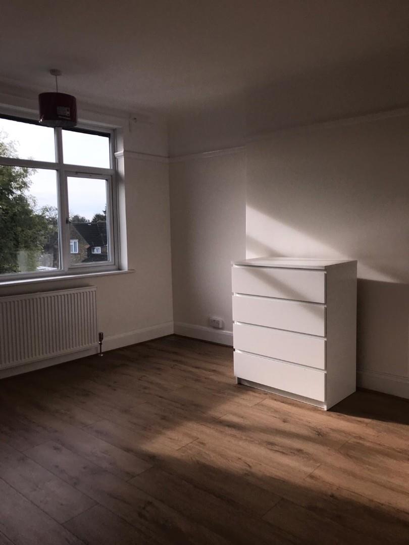 Flat Woodhouse Road in Greater London