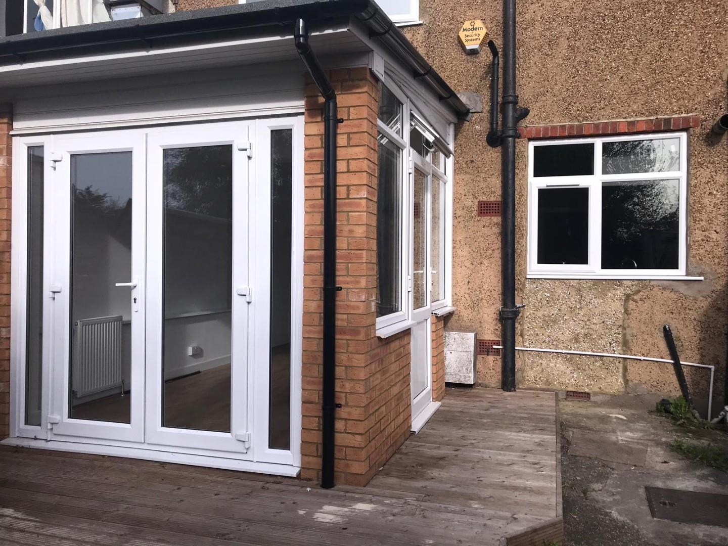 Flat Woodhouse Road in Greater London