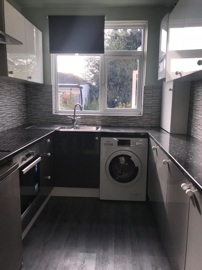 Flat Woodhouse Road in Greater London
