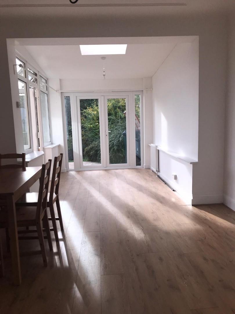 Flat Woodhouse Road in Greater London
