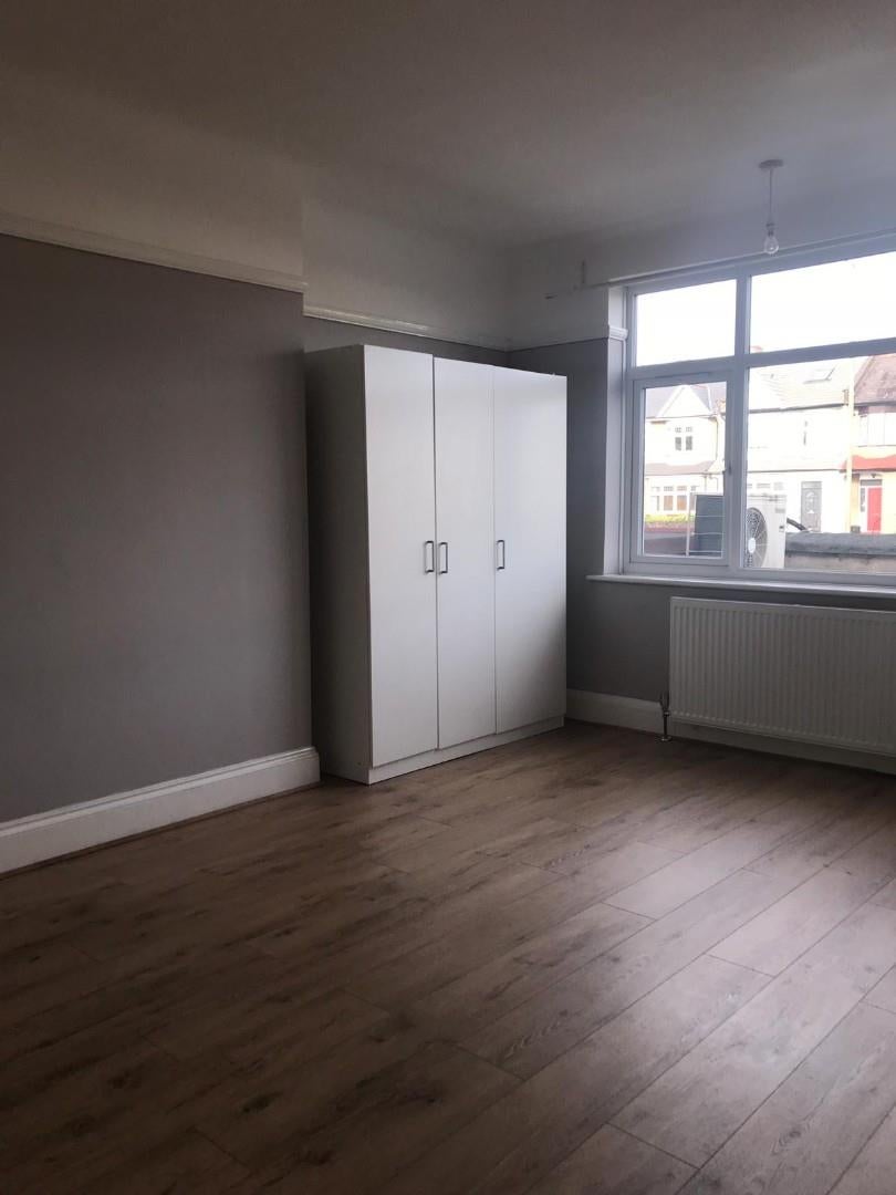 Flat Woodhouse Road in Greater London