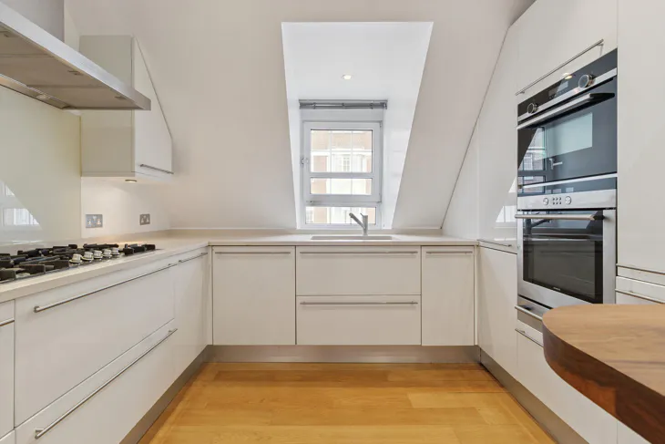 Flat Ixworth Place in Greater London
