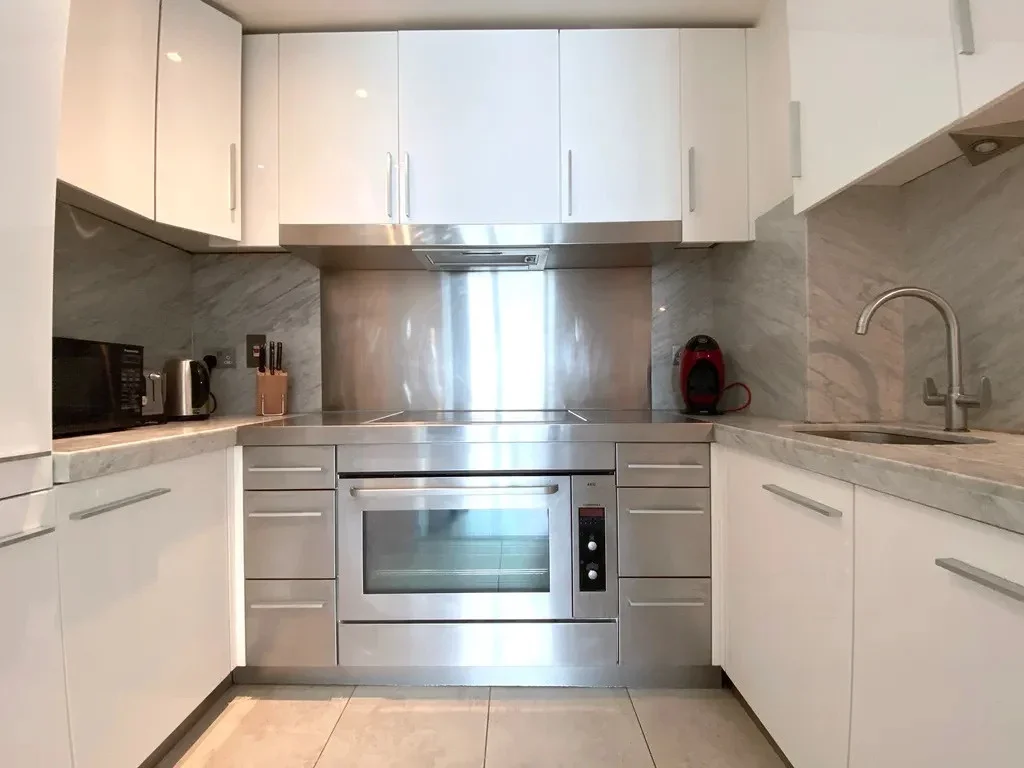 Flat Fairmont Avenue in Greater London