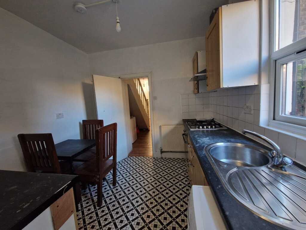 Room Clinton Road in Greater London