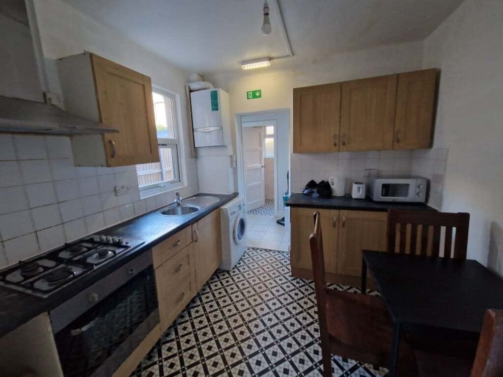 Room Clinton Road in Greater London