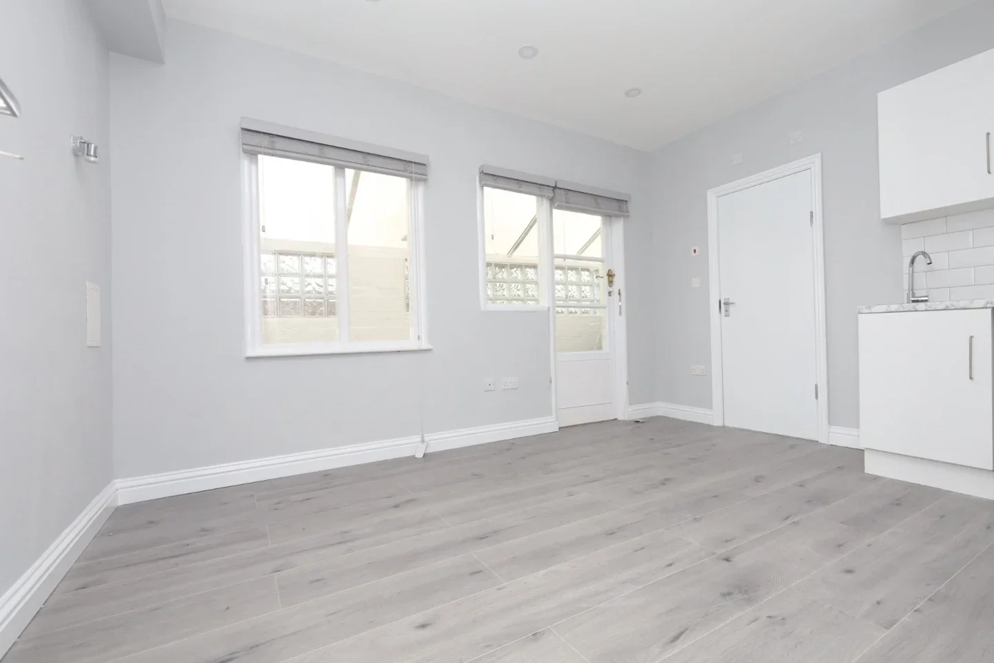Flat Windmill Lane in Greater London