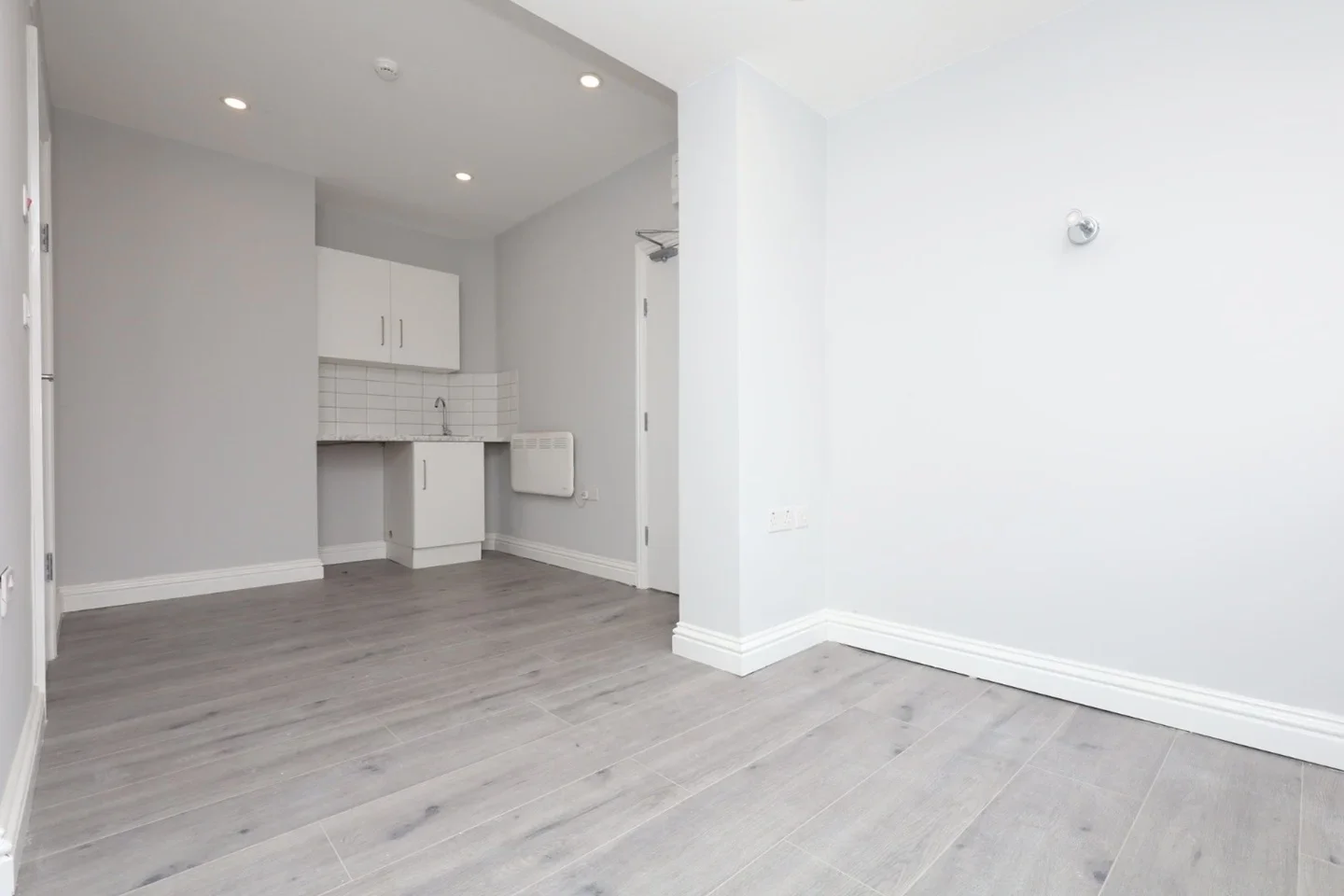 Flat Windmill Lane in Greater London