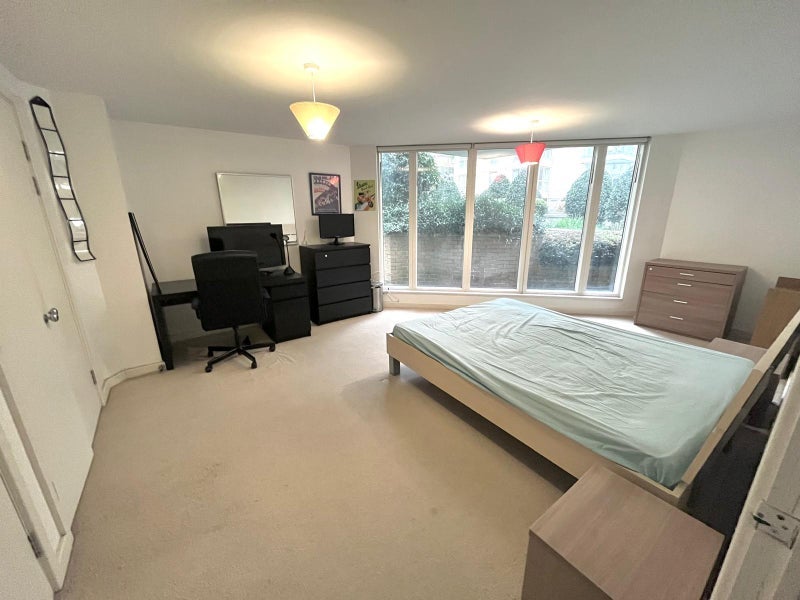Room Canada Street in Greater London