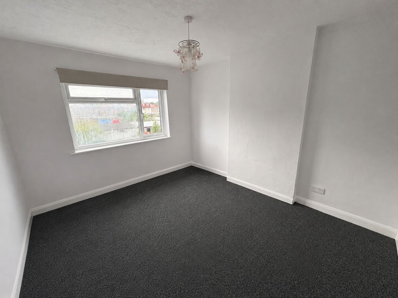 Room Castleton Road in Greater London