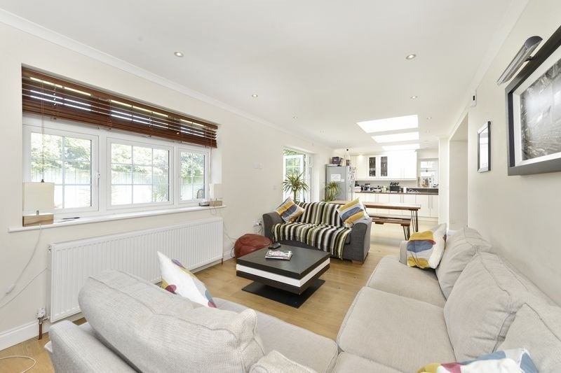 House Yew Tree Road in Greater London