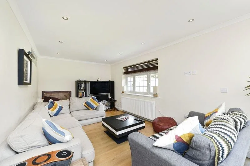House Yew Tree Road in Greater London