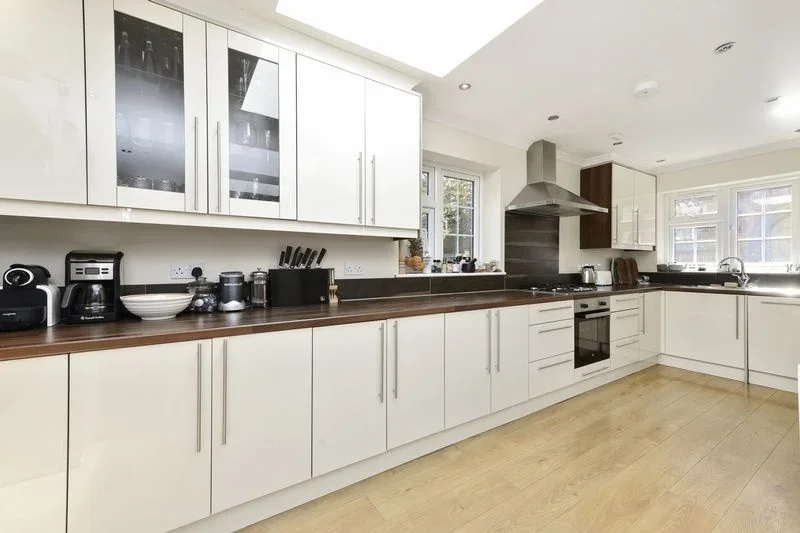 House Yew Tree Road in Greater London