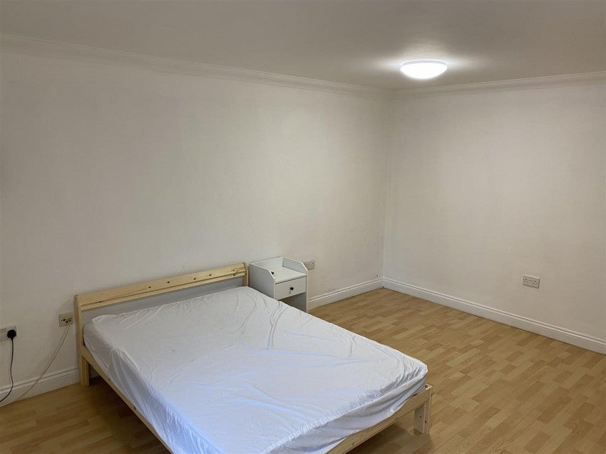 Room North Fourth Street in Milton Keynes