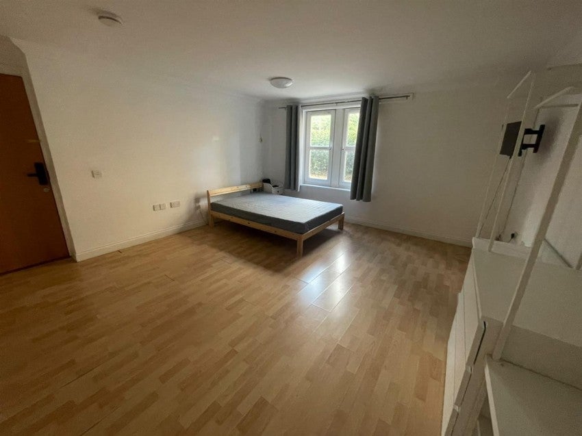 Room North Fourth Street in Milton Keynes